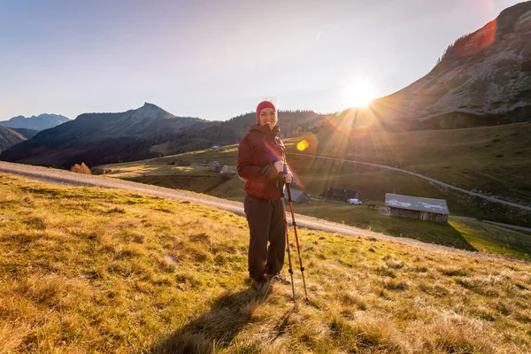 Vrouw Sportkleding Geniet Van Zonsondergang Bergen Alpes Oostenrijk — Stockfoto