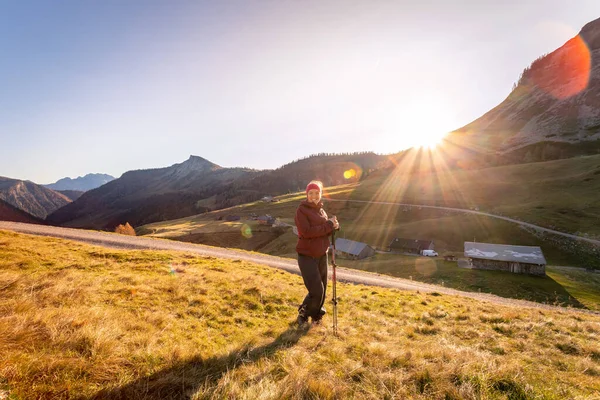 Vrouw Sportkleding Geniet Van Zonsondergang Bergen Alpes Oostenrijk — Stockfoto