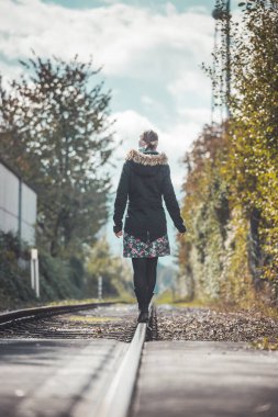 Terk edilmiş demiryolunda uyanan kız, sonbahar