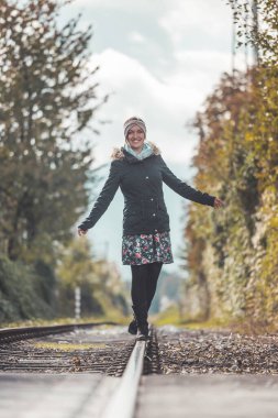 Terk edilmiş demiryolunda uyanan kız, sonbahar