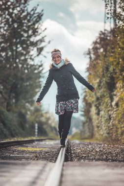 Terk edilmiş demiryolunda uyanan kız, sonbahar