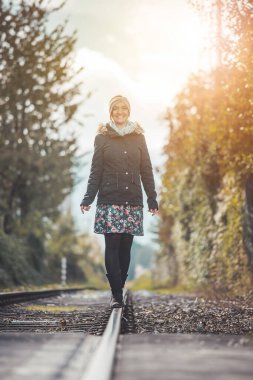 Terk edilmiş demiryolunda uyanan kız, sonbahar