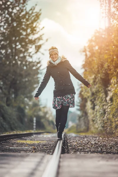 Mädchen Wacht Herbst Auf Verlassener Eisenbahn Auf — Stockfoto