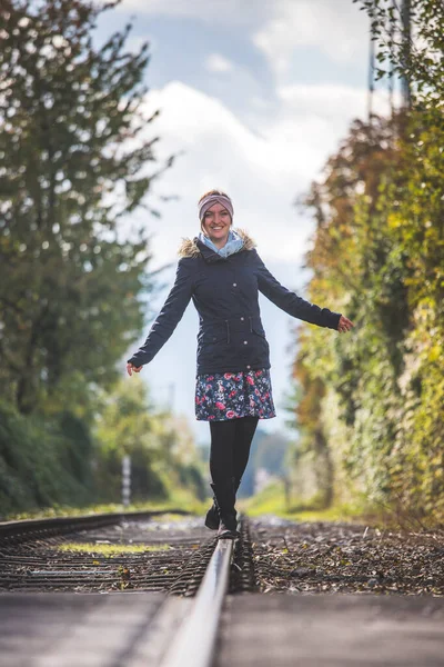 Meisje Wakker Verlaten Spoorweg Herfst — Stockfoto