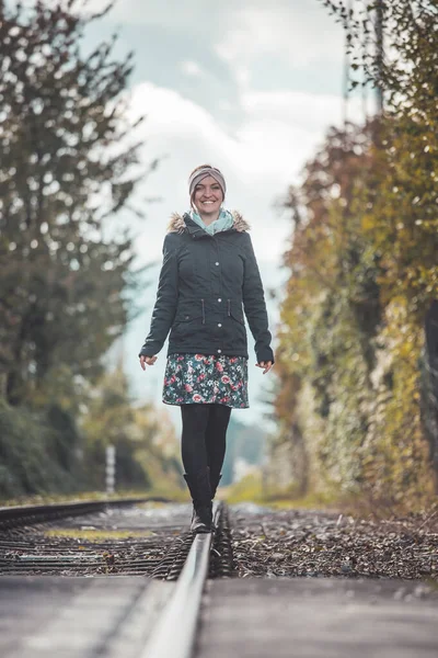 Meisje Wakker Verlaten Spoorweg Herfst — Stockfoto