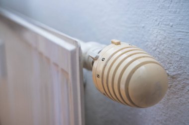 Isı regülatörünün resmini kapat. Kapalı alan iklimi. Açık.