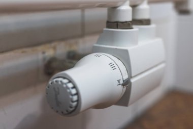 Isı regülatörünün resmini kapat. Kapalı alan iklimi. Açık.