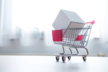 Çevrimiçi Alışveriş ve paket servis konsepti: Minyatür alışveriş arabası ve beyaz kutu