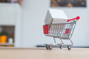 Çevrimiçi Alışveriş ve paket servis konsepti: Minyatür alışveriş arabası ve beyaz kutu