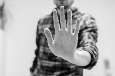 Dur işareti yapan adam, elini kapat.