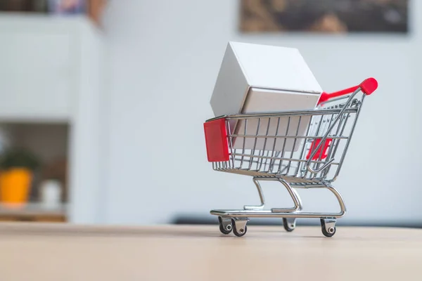 Online Shopping Concetto Servizio Pacchi Carrello Della Spesa Miniatura Scatola — Foto Stock