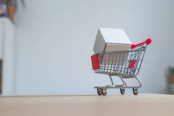 网上购物及包裹服务概念 微型购物车及白箱 — 图库照片