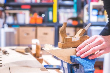 Düzleştirici kereste ve atölye için uçağı kapatın.