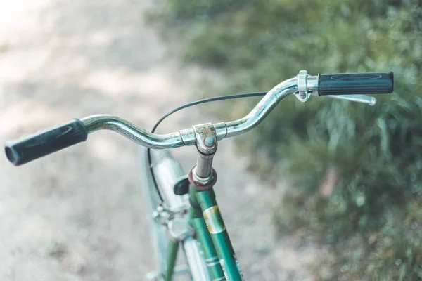 Szekrény Kép Egy Vintage Kerékpár Kormány Eltörik Szabadban Homályos Háttér — Stock Fotó