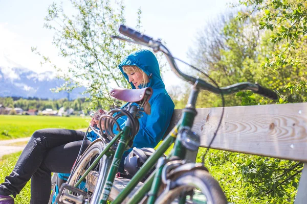 Elülső Kép Egy Retro Bicikliről Fényszórókról Lány Homályos Háttérben — Stock Fotó