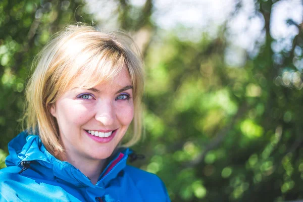 Portret Van Aantrekkelijk Jong Meisje Buiten Lente Tijd Wazig Groene — Stockfoto