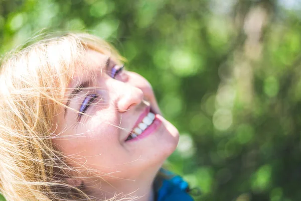 Portret Van Aantrekkelijk Jong Meisje Buiten Lente Tijd Wazig Groene — Stockfoto