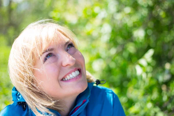 Portret Van Aantrekkelijk Jong Meisje Buiten Lente Tijd Wazig Groene — Stockfoto