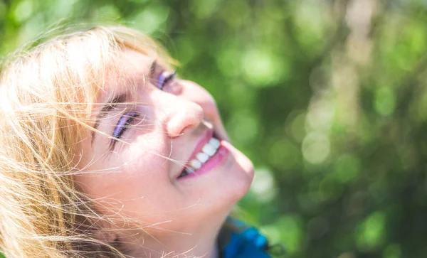 Portret Van Aantrekkelijk Jong Meisje Buiten Lente Tijd Wazig Groene — Stockfoto