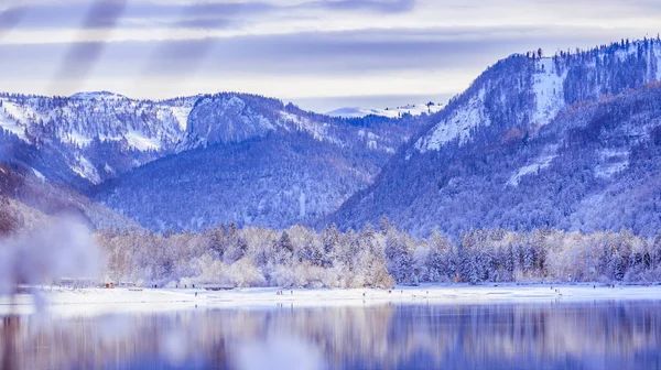 Idyllic Kış Manzarası Yansıma Gölü Karlı Ağaçlar Dağlar — Stok fotoğraf