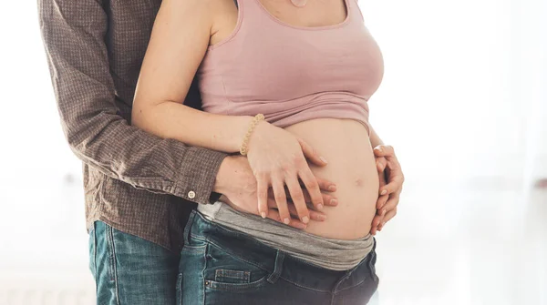接近怀孕的母亲和父亲 拥抱着肚子 — 图库照片