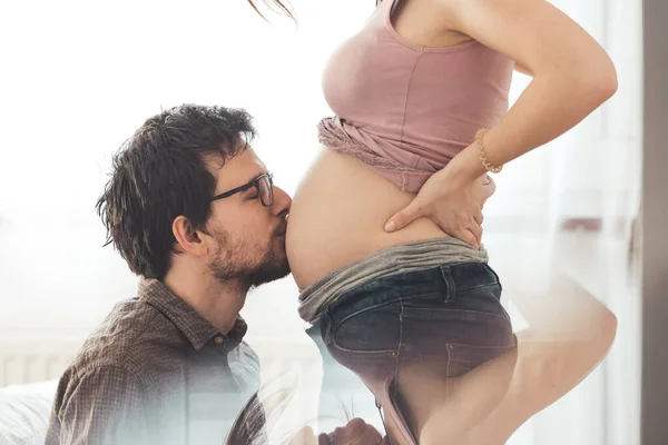 Close Mãe Grávida Pai Abraçando Barriga Caucasiano — Fotografia de Stock