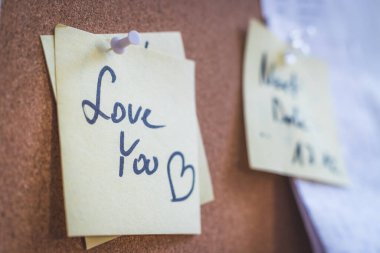 Kapalı nota Seni mantar tahtada seviyorum.