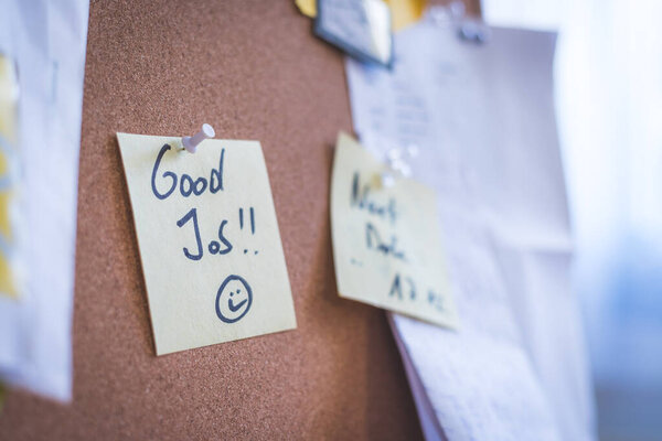 На пробковой доске закройте пикантную заметку.