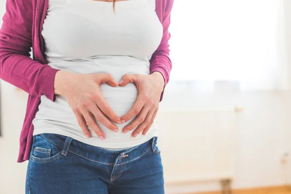 Acercamiento Barriga Embarazada Madre Está Formando Corazón Con Las Manos — Foto de Stock