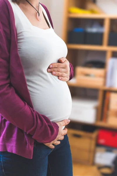 Primer Plano Barriga Embarazada Madre Caucásica Con Camisa Blanca Chaqueta — Foto de Stock