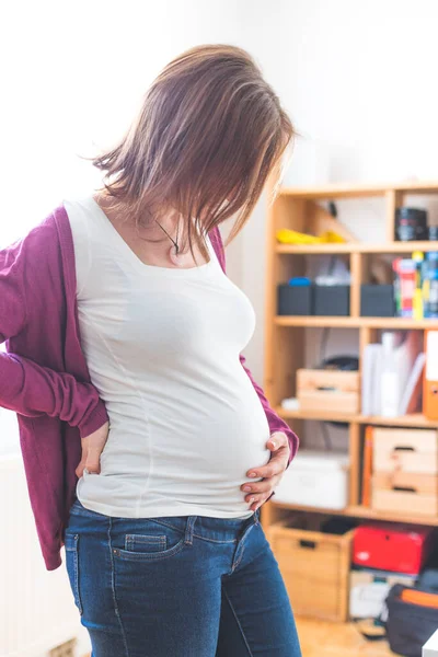 Primer Plano Barriga Embarazada Madre Caucásica Con Camisa Blanca Chaqueta — Foto de Stock