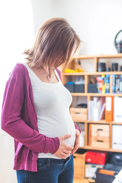 Close Barriga Grávida Mãe Branca Com Camisa Branca Casaco Magenta — Fotografia de Stock