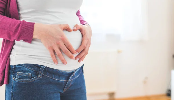 Acercamiento Barriga Embarazada Madre Está Formando Corazón Con Las Manos — Foto de Stock