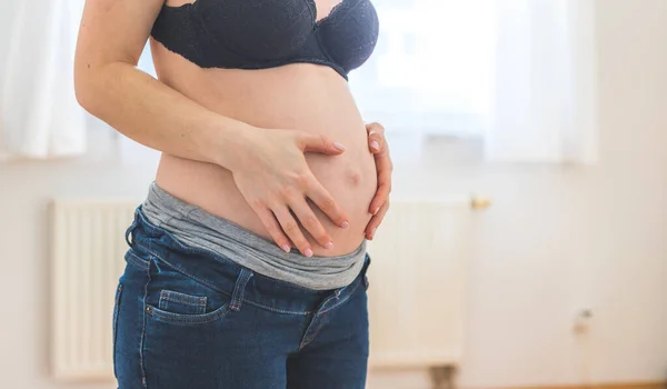 Close Grávida Mãe Branca Tocando Sua Barriga Nua — Fotografia de Stock