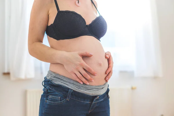Primer Plano Madre Caucásica Embarazada Tocando Barriga Desnuda — Foto de Stock