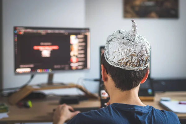 Hombre Joven Lleva Gorra Aluminio Concepto Teoría Conspiración — Foto de Stock