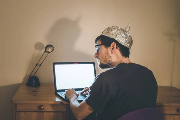 Jovem Com Tampa Alumínio Está Sentado Porão Escuro Frente Laptop — Fotografia de Stock