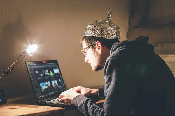 Jovem Com Tampa Alumínio Está Sentado Porão Escuro Frente Laptop — Fotografia de Stock