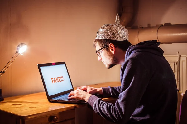 Young Man Aluminum Cap Sitting Dark Basement Front Laptop Conspiracy — Stock Photo, Image