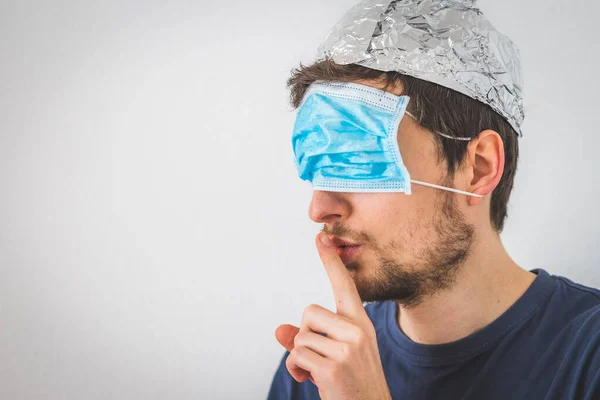 Ung Arg Man Med Ansiktsmask Över Ögonen Och Aluminiumhatt Gör — Stockfoto