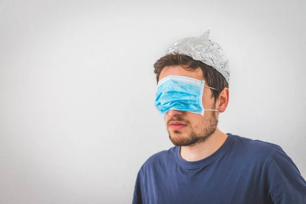 Young Angry Man Aluminum Cap Face Mask Conspiracy Theory Concept — Stock Photo, Image