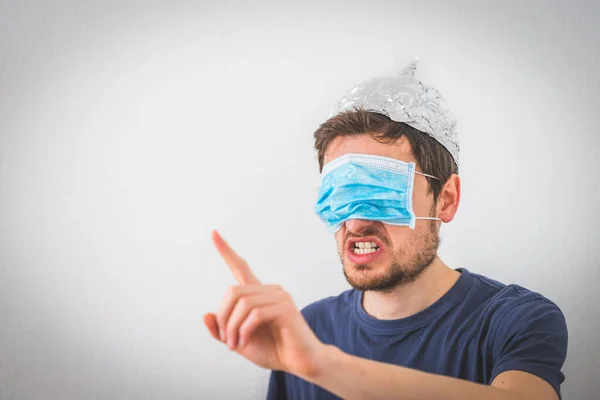 Joven Hombre Enojado Con Tapa Aluminio Máscara Facial Sobre Los —  Fotos de Stock