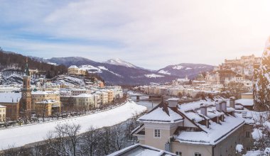 Kışın Salzburg Panoraması: Karlı tarihi merkez, güneş ışığı
