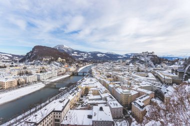 Kışın Salzburg Panoraması: Karlı Tarih Merkezi
