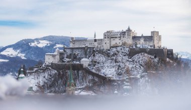 Kışın Hohensalzburg Kalesi, karlı