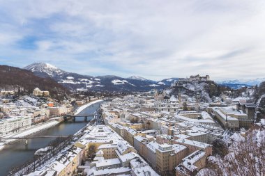 Kışın Salzburg Panoraması: Karlı Tarih Merkezi