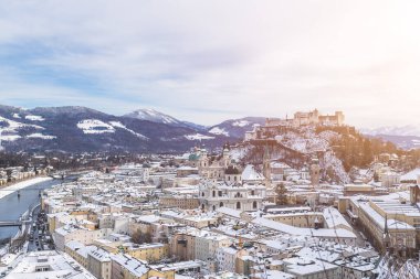 Kışın Salzburg Panoraması: Karlı tarihi merkez, güneş ışığı