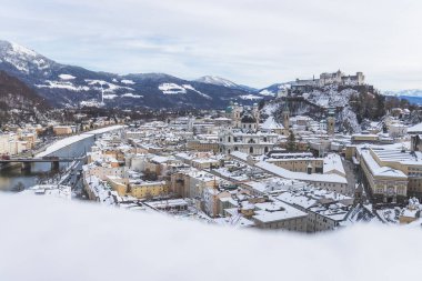 Kışın Salzburg Panoraması: Karlı Tarih Merkezi