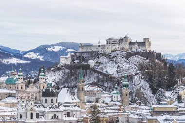 Kışın Salzburg Panoraması: Karlı Tarih Merkezi