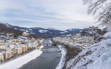 Kışın Salzburg Panoraması: Karlı Tarih Merkezi